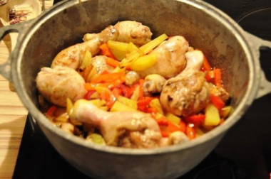 куриные ножки с шампиньонами в духовке в горшочке