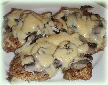 Куриные отбивные с шампиньонами и сыром в панировке