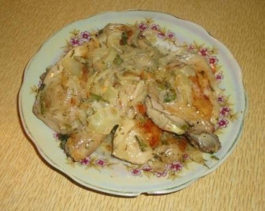 Курица в сметане с луком жареная