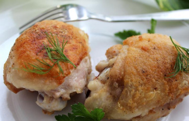 Жареная в муке курица с перцем на сковороде