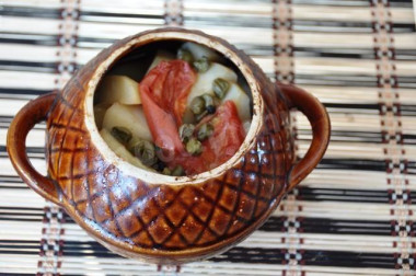 Окорочка в горшочке с картошкой, грибами и помидорами