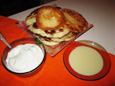 Лепешки на дрожжах и сухом молоке