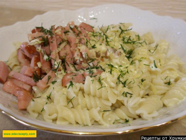 Вареные макароны с соусом сыром и ветчиной