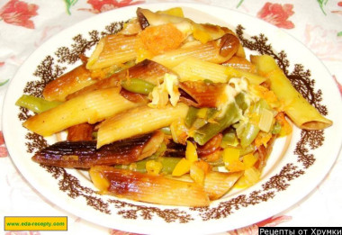 Жареные макароны с овощами