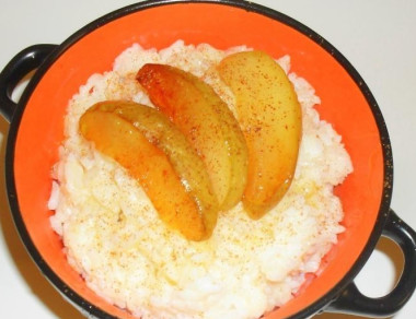 Молочная каша рисовая с яблоками