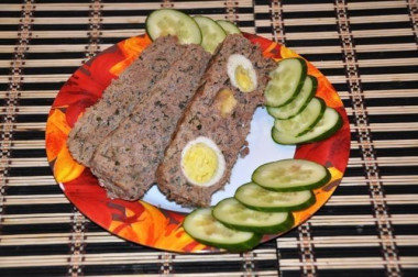 Мясной рулет с яйцом и сыром