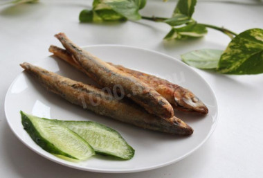 Корюшка жареная на растительном масле в яйце и муке