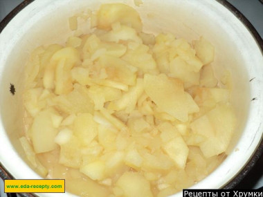 Рецепт - Яблочный мусс десерт - Шаг 4 -  Укладываем в небольшую кастрюлю и заливаем водой так, чтобы яблоки выступали из воды почти наполовину. Ставим на очень медленный огонь и варим-тушим, помешивая деревянной лопаточкой. Яблоки будут готовы, когда станут мягкими и изменят цвет.