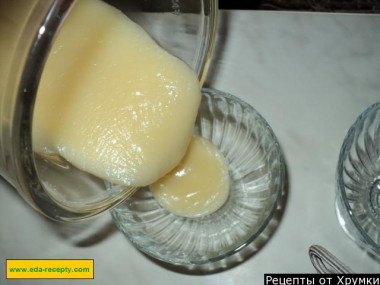 Рецепт - Яблочный мусс десерт - Шаг 7 -  Смесь при этом у нас станет практически белой, очень воздушной. Раскладываем ее по креманкам и ставим в холодильник на часок-другой. Подаем охлажденной.