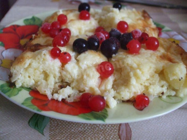 Творожная запеканка с манкой, бананами и сгущенкой