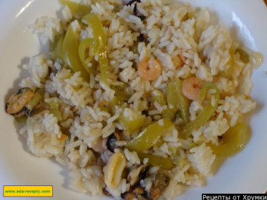 Рис с морепродуктами, луком и перцем