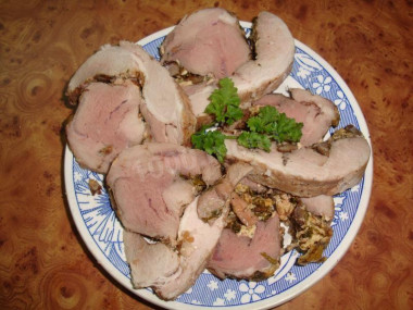 Мясной рулет с грибами в духовке