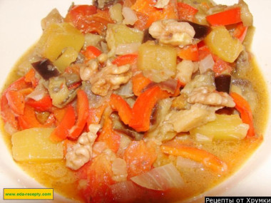 Баклажаны с овощами и грецкими орехами на гарнир