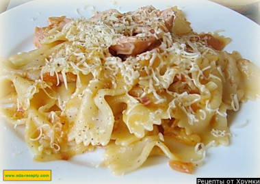Макароны с сосисками и помидорами
