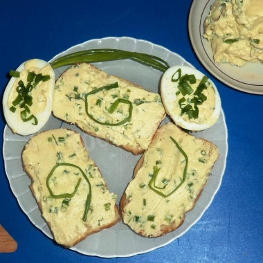 Намазка из масла с яйцами и горчицей