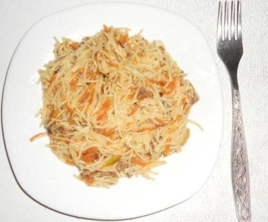 Макароны с тушенкой и чесноком