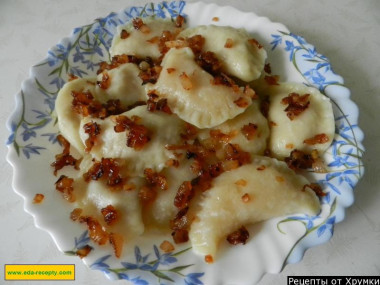 Вкусные вареники с картошкой, луком и салом