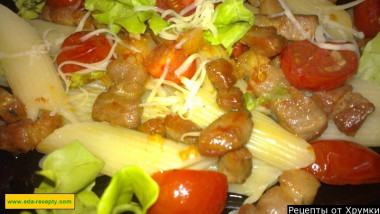Паста с беконом, помидорами черри, салатом-латуком и сыром