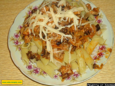 Макароны с мясным фаршем в соусе с вином
