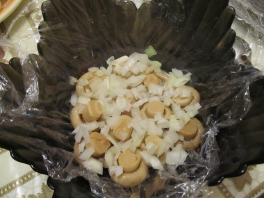 Рецепт - салат грибное лукошко с шампиньонами и солеными огурцами - Шаг 4 -  Посыпаем слой из шампиньонов половиной подготовленного маринованного лука - вторая половина пойдет на еще один слой.