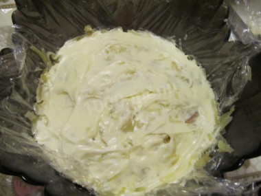 Рецепт - салат грибное лукошко с шампиньонами и солеными огурцами - Шаг 6 -  Промазываем слой майонезом. Можно сделать майонезную сеточку. Майонез берите жирностью 67%, с ним салат получится вкуснее и насыщеннее.