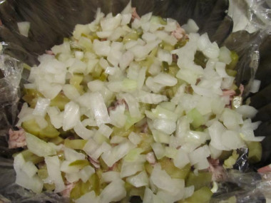 Рецепт - салат грибное лукошко с шампиньонами и солеными огурцами - Шаг 8 -  Следующим пятым слоем идут соленые огурцы. Нам нужно предварительно их подготовить: срезать кончики и нарезать мелкими кубиками. На огурцы выкладываем оставшийся лук.