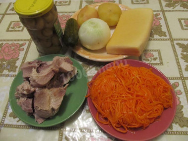 Рецепт - салат грибное лукошко с шампиньонами и солеными огурцами - Шаг 1 - Приступая к приготовлению салата, берем все продукты, которые нам для него потребуются. Картофель нужно сварить в мундирах в кипящей подсоленной воде до готовности - это примерно 25-30 минут. Мясо также понадобится вареное. Отвариваем его в подсоленной воде в течение 50-60-ти минут и даем остыть.