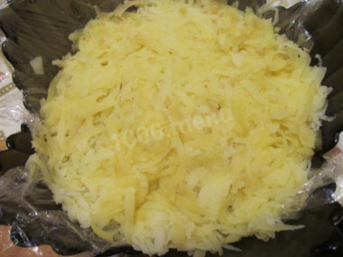 Рецепт - салат грибное лукошко с шампиньонами и солеными огурцами - Шаг 9 -  Шестым слоем выкладываем оставшийся картофель и смазываем его майонезом.