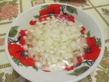 Рецепт - салат грибное лукошко с шампиньонами и солеными огурцами - Шаг 2 -  Далее я расскажу, как сделать салат грибное лукошко с шампиньонами. Для начала, нужно замариновать лук. Чистим его, измельчаем и заливаем маринадом из смеси воды, яблочного уксуса и соли с сахаром. Маринуем 10 минут и маринад сливаем. Можно просто залить лук горячей водой и подержать его в ней.