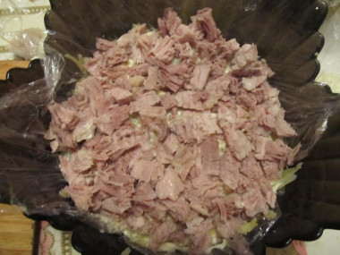 Рецепт - салат грибное лукошко с шампиньонами и солеными огурцами - Шаг 7 -  Вареную мякоть свинины нарезаем мелкими кусочками и укладываем четвертым слоем.