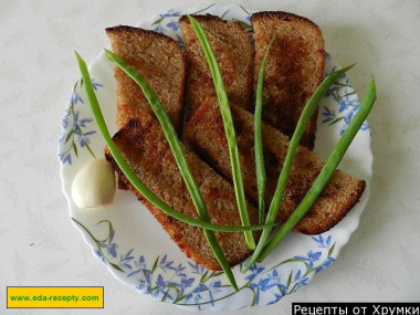 Чесночные гренки из черного хлеба с чесноком