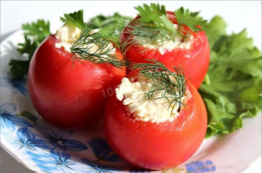 Помидоры фаршированные зеленью, плавленым сыром и чесноком