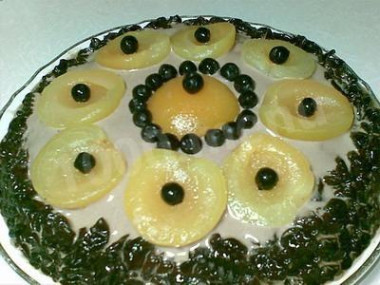 Белковый торт с персиками и вишней