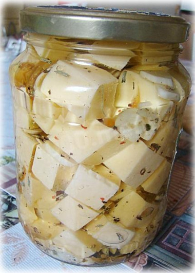 Маринованный с чесноком сыр
