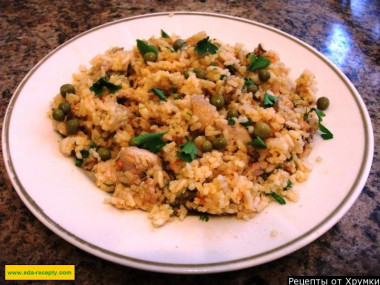 Паэлья с курицей, зеленым горошком и шафраном