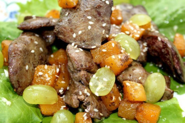 Теплый осенний салат с куриной печенью и тыквой