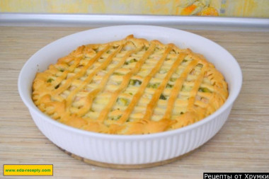 Пирог из готового теста с брокколи и курицей в йогурте