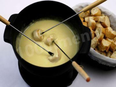 Сырное фондю по-швейцарски