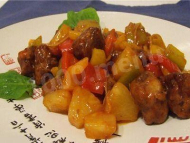 Свинина в кисло-сладком соусе с ананасами