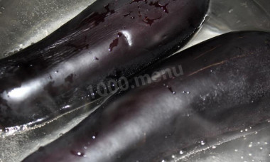 Рецепт - Баклажаны фаршированные овощами укропом и чесноком - Шаг 2 -  В чашке кипятим воду, в нее доавляем 3-4 столовые ложки уксуса, соль, сахар, кладем туда баклажаны и варим на слабом огне минут 20-30. Потом вынимаем баклажаны, не до конца разрезаем вдоль, кладем под пресс на час. 