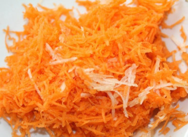 Рецепт - Баклажаны фаршированные овощами укропом и чесноком - Шаг 3 -  В это время на мелкой терке трем чеснок и морковь.