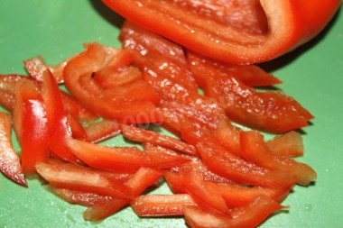 Рецепт - Баклажаны фаршированные овощами укропом и чесноком - Шаг 4 -  Режем мелко зелень и тонкой соломкой сладкий перец. Все смешиваем, солим, перчим, добавляем приправы по вкусу.