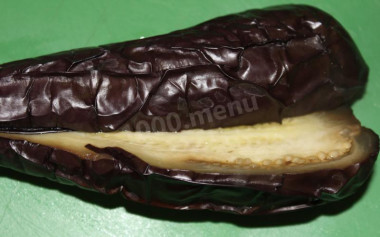 Рецепт - Баклажаны фаршированные овощами укропом и чесноком - Шаг 5 -  По истечении часа достаем баклажаны и фаршируем их начинкой.