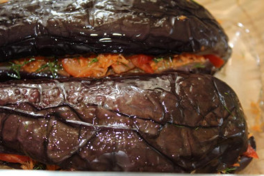 Рецепт - Баклажаны фаршированные овощами укропом и чесноком - Шаг 7 -  Заливаем баклажаны соусом, оставляем на час при комнатной температуре, затем на ночь убираем в холодильник.