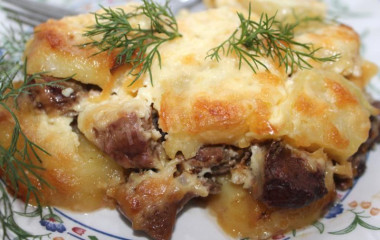 Говяжья печень с картошкой и сыром в духовке