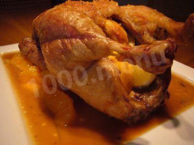 Запеченная утка целиком в соусе с луком и цитрусовыми