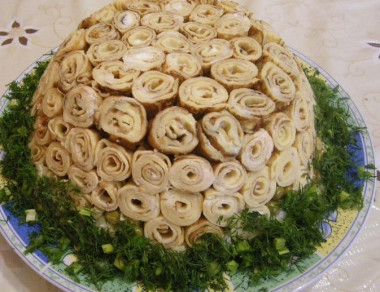 Салат с блинами и курицей Розы для любимого