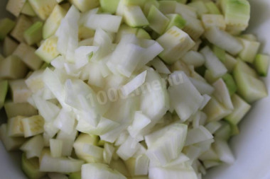 Рецепт - Икра кабачковая - Шаг 2 -  Если кабачки выросли на своем огороде, тогда их можно не чистить от кожицы. Особенно если это цуккини. Нежная кожица подходит для готовки. Нужно просто хорошо помыть овощи. Все нарезаем на кубики – лук и кабачки.