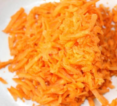 Рецепт - Икра кабачковая - Шаг 3 -  А морковку натираем на терке крупной.