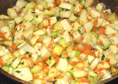 Рецепт - Икра кабачковая - Шаг 4 -  Измельчаем зелень свежую. Теперь кабачки вместе с луком и морковкой обжариваем на сковороде с маслом.